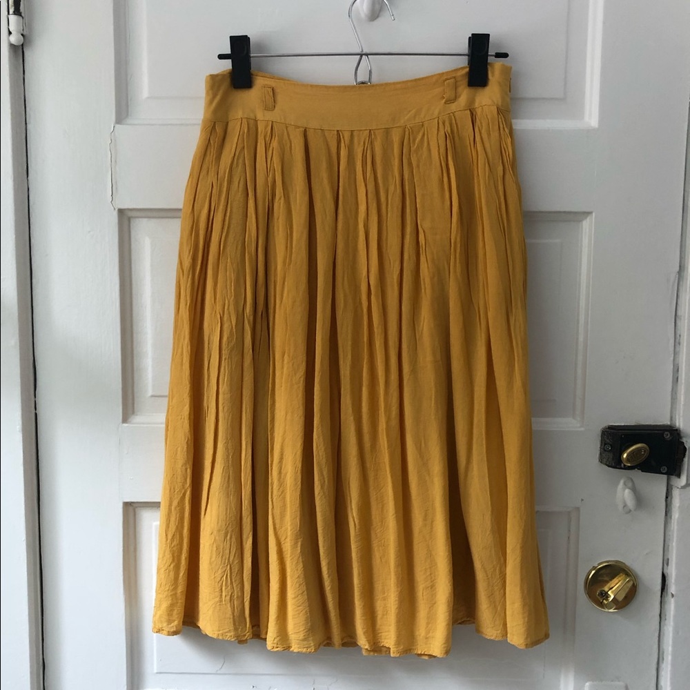 Full high waisted skirt with pockets!